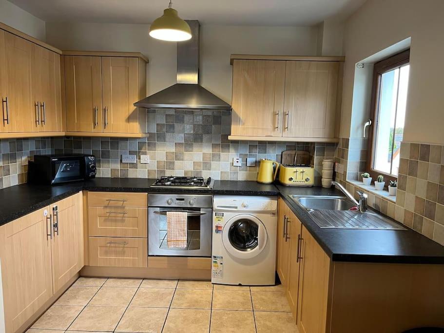 Lovely 2 Bedroom Family Apartment In Newcastle Newcastle  Kültér fotó